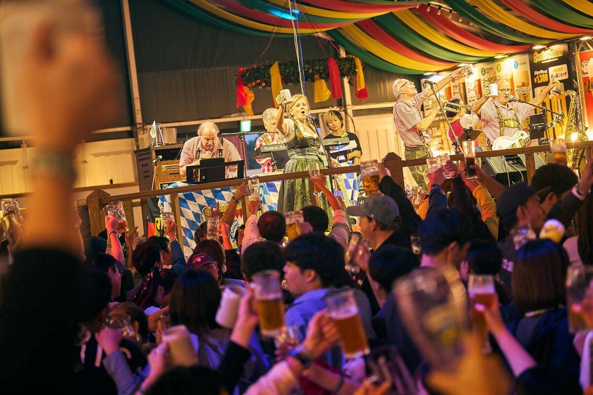 秋風と本場ビールで乾杯！横浜赤レンガ倉庫『オクトーバーフェスト』【2026年版完全ガイド】