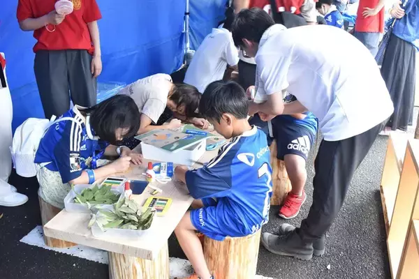 「玉川大学「Tamagawa Mokurin Project」  「FC町田ゼルビア」マスコットの応援バンド作成ワークショップを実施   横浜開港祭に続き、アートとネイチャーの融合で魅せる」の画像