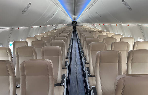 最新型「ボーイング737-8」日系エアライン初導入、スカイマーク5/28の羽田～福岡便から運行！快適シートに全席コンセント完備