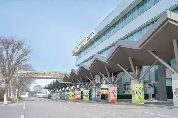 世界初「ポケモン」空港が石川県能登に7/7 開港！空飛ぶポケモン111種がお出迎え、限定グッズ＆ラッピングバスが可愛すぎる！