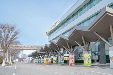 世界初「ポケモン」空港が石川県能登に7/7 開港！空飛ぶポケモン111種がお出迎え、限定グッズ＆ラッピングバスが可愛すぎる！