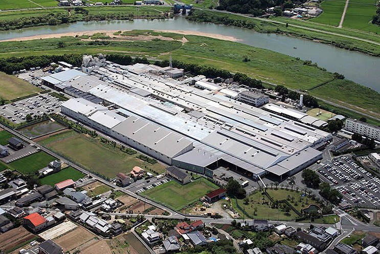 九州新幹線沿いのブリヂストン熊本工場に、鷹匠の技！