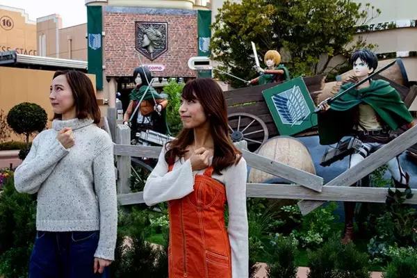 「USJ 最新アトラクション「進撃の巨人 XRライド」がめっちゃ怖い！没入できる！ まさにリヴァイ、エレン、ミカサ、アルミンたちと立体機動装置で飛んでる気分！【ユニバーサル・クールジャパン 2020】」の画像