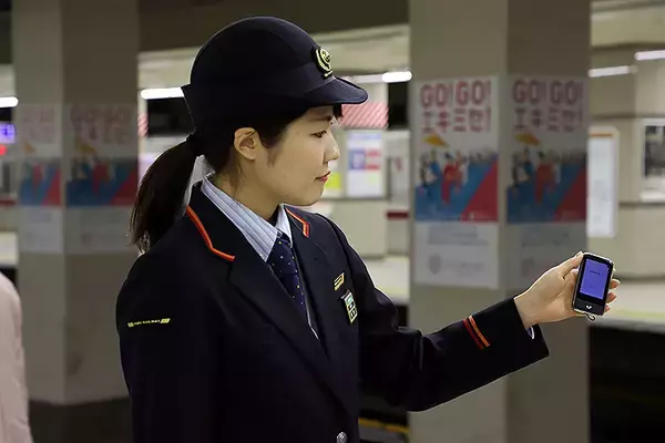 「東武鉄道 全174駅 全駅係員 全乗務員にAI通訳機 ポケトーク 1600台導入！ 2020年3月末日までに配備し、訪日外国人への対応強化」の画像