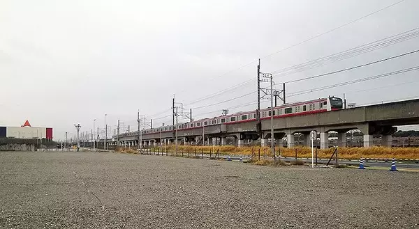 「京葉線 幕張新駅設置付近に動き、高架橋に足場」の画像