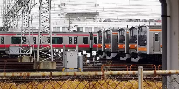「京葉線 幕張新駅設置付近に動き、高架橋に足場」の画像