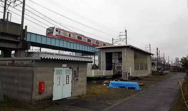 「京葉線 幕張新駅設置付近に動き、高架橋に足場」の画像