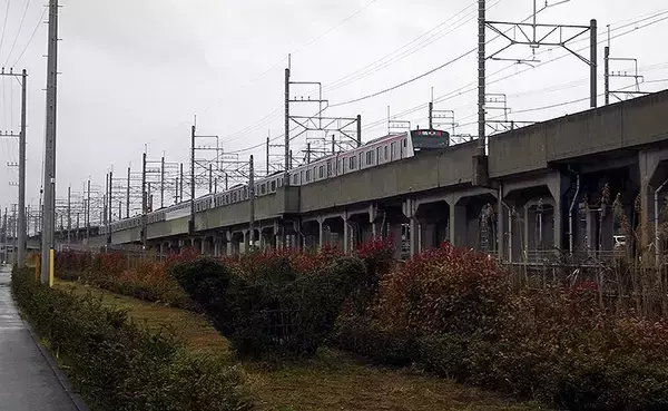 「京葉線 幕張新駅設置付近に動き、高架橋に足場」の画像
