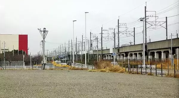 「京葉線 幕張新駅設置付近に動き、高架橋に足場」の画像