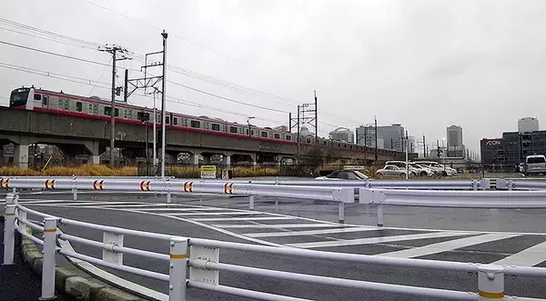 「京葉線 幕張新駅設置付近に動き、高架橋に足場」の画像