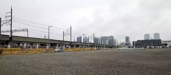「京葉線 幕張新駅設置付近に動き、高架橋に足場」の画像