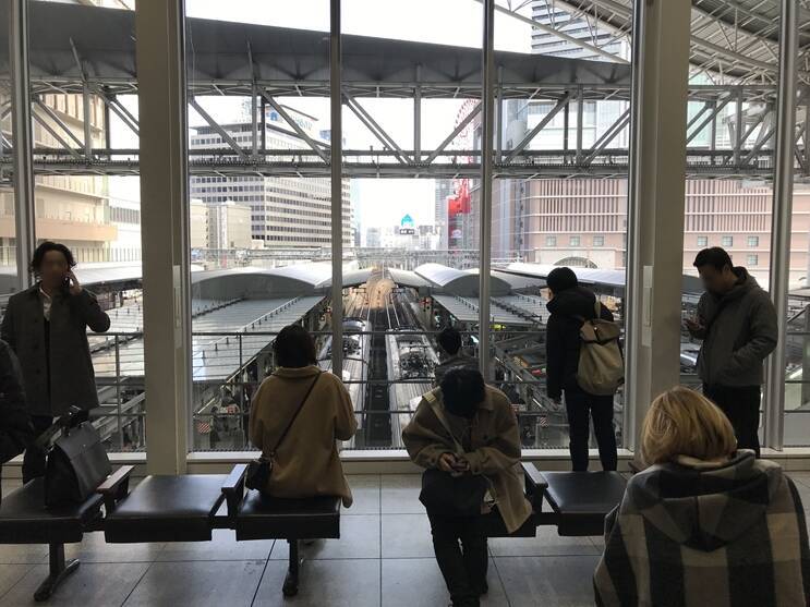 JR大阪駅で、眼下を行き交う電車をコーヒー片手に眺める【トレインビューで行こう！】