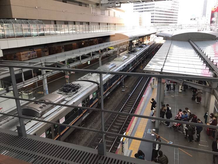 JR大阪駅で、眼下を行き交う電車をコーヒー片手に眺める【トレインビューで行こう！】