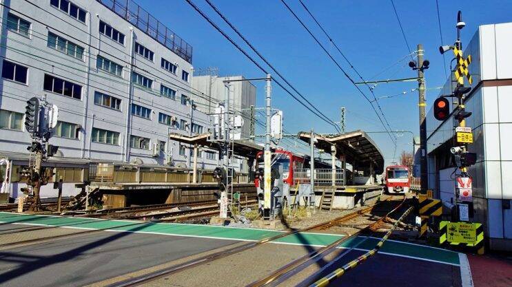 車両基地があって鉄道好きの子供は動かなくなるかも【駅ぶら03】京浜急行40