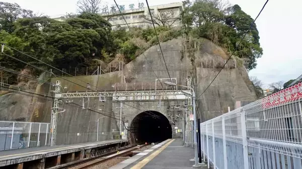 「車窓を見るヒマも無くトンネルです【駅ぶら03】京浜急行86」の画像