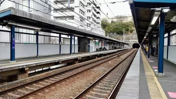 「車窓を見るヒマも無くトンネルです【駅ぶら03】京浜急行86」の画像