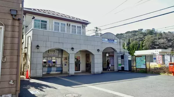 「線路の向こうはアメリカ合衆国【駅ぶら03】京浜急行106」の画像