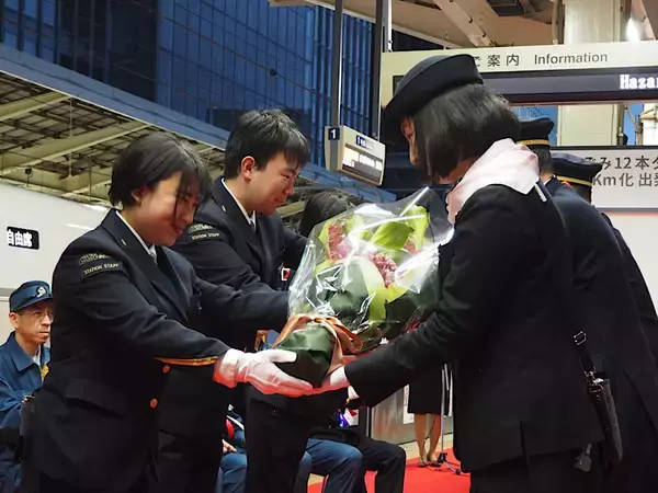「「のぞみ12本ダイヤ」の始まりを告げる出発式、東京駅で開催」の画像