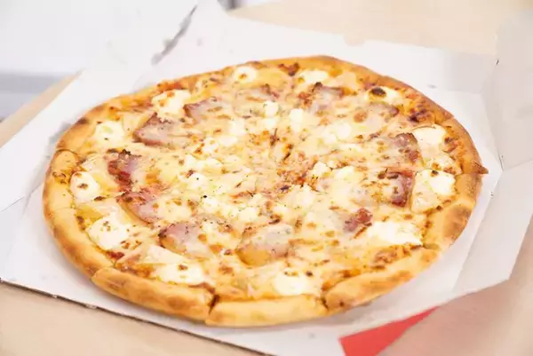 「【動画あり】ピザハット30年ぶりの大革命！日本人向けトマトソースがついに完成」の画像