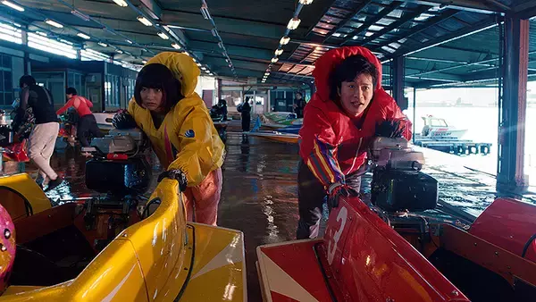 「武田玲奈と飯尾和樹が極寒びしょ濡れ共演！ ボートレース CMスピンオフ動画 の過酷な撮影現場と2人の熱演に注目！」の画像