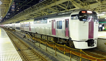 新幹線と在来線の2階建て車両が3本並ぶ時間、3/14ダイヤ改正後の東京駅18時台