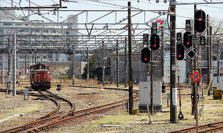 山33 1青出＿鉄道の信号機に記されたヒント