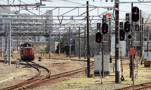 「山33 1青出＿鉄道の信号機に記されたヒント」の画像