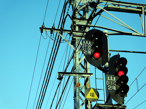 山33 1青出＿鉄道の信号機に記されたヒント