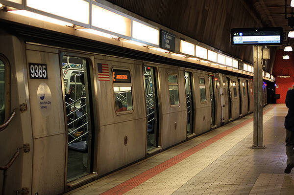 ニューヨーク市地下鉄 24時間運行やめ深夜帯運休、消毒し環境悪化改善