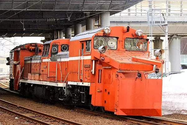 旭川運転所の DE15 1542 がまっ黄色に！ 北海道ロイヤルエクスプレスけん引機か