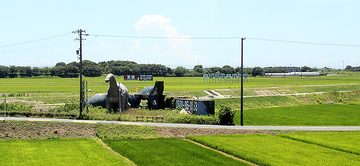 東海道新幹線のそばにいた恐竜、消えたと思ったらまだいた!?