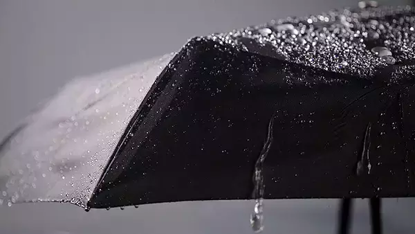 「3秒でスパッと折りたためる傘 urawaza ウラワザ！ 京都ムーンバット発、世界初の形態安定技術で雨の日を楽しく」の画像