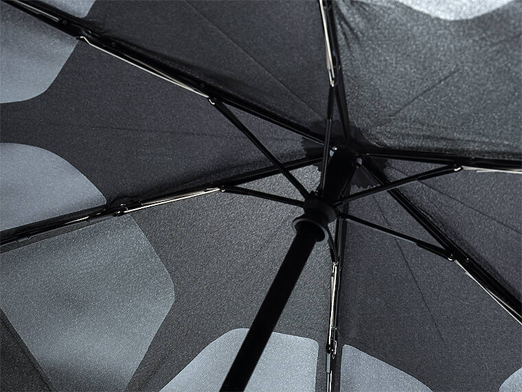 3秒でスパッと折りたためる傘 urawaza ウラワザ！ 京都ムーンバット発、世界初の形態安定技術で雨の日を楽しく