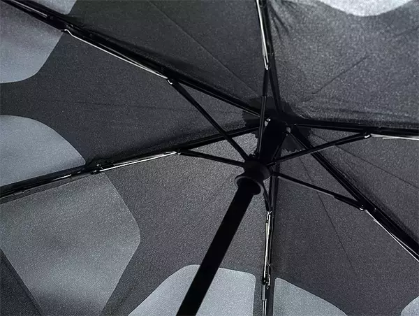 「3秒でスパッと折りたためる傘 urawaza ウラワザ！ 京都ムーンバット発、世界初の形態安定技術で雨の日を楽しく」の画像