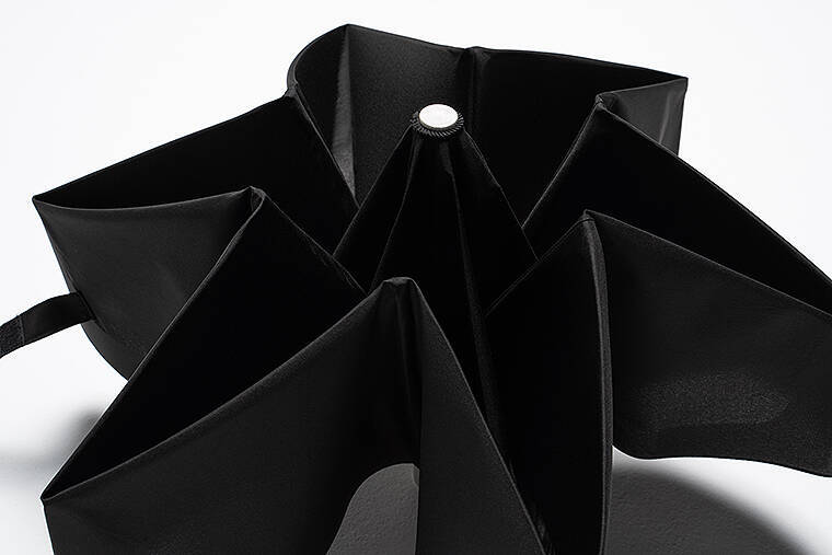 3秒でスパッと折りたためる傘 urawaza ウラワザ！ 京都ムーンバット発、世界初の形態安定技術で雨の日を楽しく