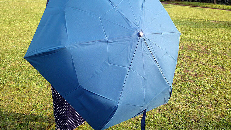 梅雨に最強の折りたたみ傘を！ 3秒でスパッとたためる！ urawaza ウラワザ、京都ムーンバット新作テスト【動画】