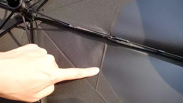 「梅雨に最強の折りたたみ傘を！ 3秒でスパッとたためる！ urawaza ウラワザ、京都ムーンバット新作テスト【動画】」の画像