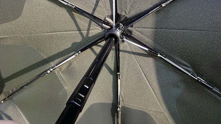 梅雨に最強の折りたたみ傘を！ 3秒でスパッとたためる！ urawaza ウラワザ、京都ムーンバット新作テスト【動画】