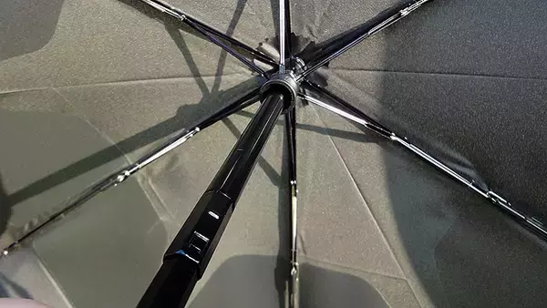 「梅雨に最強の折りたたみ傘を！ 3秒でスパッとたためる！ urawaza ウラワザ、京都ムーンバット新作テスト【動画】」の画像