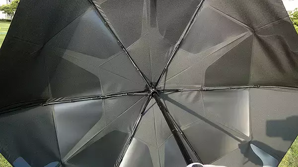 「梅雨に最強の折りたたみ傘を！ 3秒でスパッとたためる！ urawaza ウラワザ、京都ムーンバット新作テスト【動画】」の画像