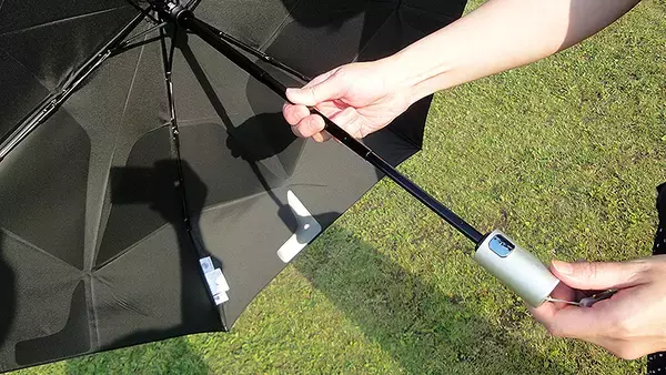 「梅雨に最強の折りたたみ傘を！ 3秒でスパッとたためる！ urawaza ウラワザ、京都ムーンバット新作テスト【動画】」の画像