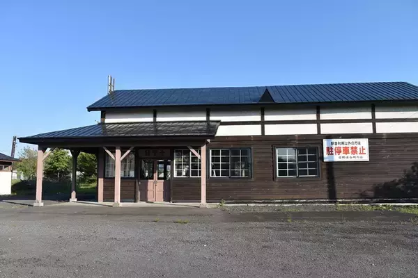 【北海道の鉄道発祥地　幌内線・鉄道遺産を訪ねて (1)】1,000円で宿泊可能なライダーハウスに転用された「萱野駅」