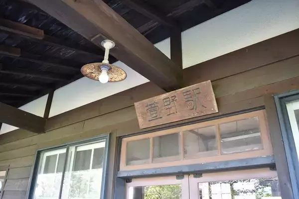 「【北海道の鉄道発祥地　幌内線・鉄道遺産を訪ねて (1)】1,000円で宿泊可能なライダーハウスに転用された「萱野駅」」の画像