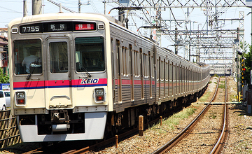 京王電鉄 駅構内 自動放送 音声、ReadSpeaker を採用