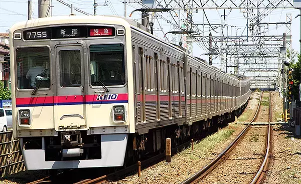 京王電鉄 駅構内 自動放送 音声、ReadSpeaker を採用