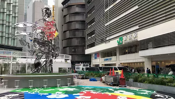 「新宿駅東西自由通路、7月19日開通　東口駅前には巨大モニュメントが登場」の画像