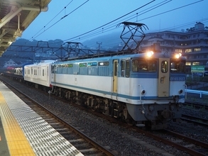 伊豆の青い観光列車「THE ROYAL EXPRESS」と白い電源車「マニ50 2186」が北海道へ出発！