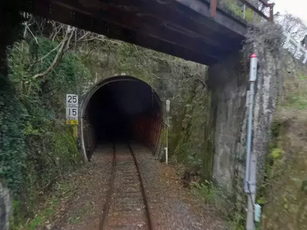「中国山地の谷間を進みます　閑かです【50代からの鉄道趣味】」の画像