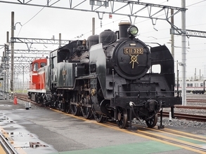 C11 325が青いDE10・14系客車と並ぶ　東武はSL2機体制へ