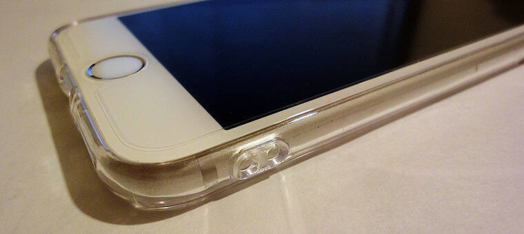 Iphone6sにダイソーの100円スマホカバーをつける しかもストラップ穴つき 年8月2日 エキサイトニュース